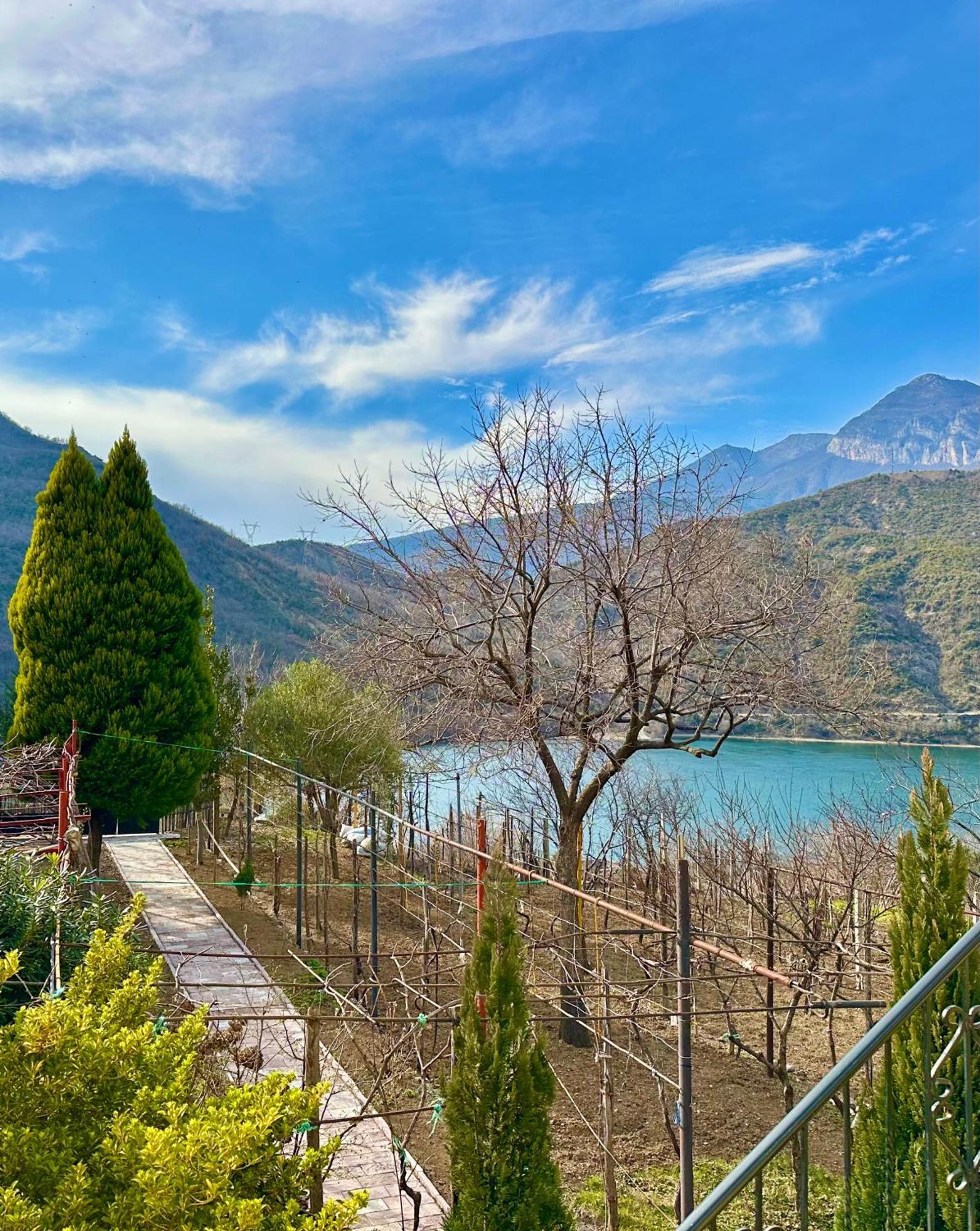 Lakeview Escape Koman Екстер'єр фото